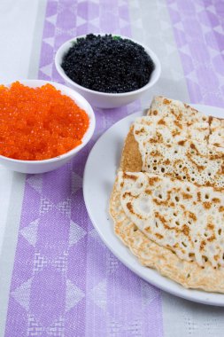 Kırmızı ve siyah havyar ile Pancakes.