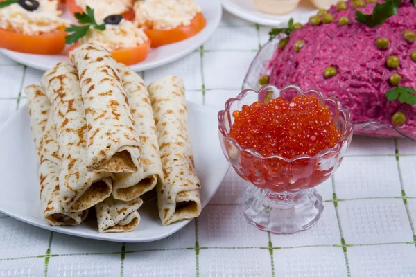Crêpes au caviar rouge sur une assiette — Photo