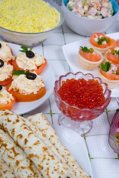 Tortitas con caviar rojo en un plato —  Fotos de Stock