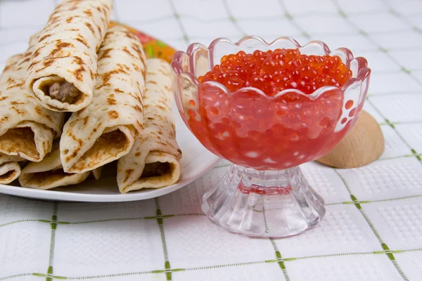 Panquecas com caviar vermelho em uma chapa — Fotografia de Stock