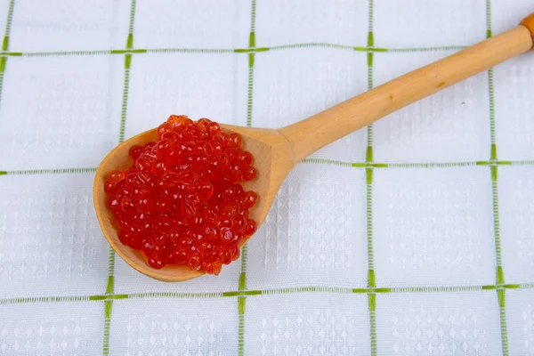 Cuillère en bois avec caviar rouge — Photo