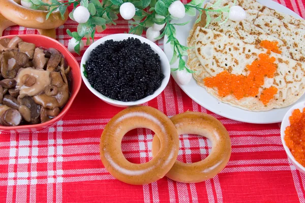 Panqueques con caviar rojo y negro —  Fotos de Stock