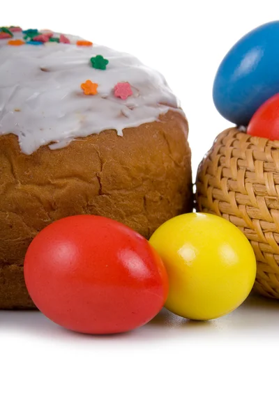 复活节彩蛋和蛋糕 — 图库照片