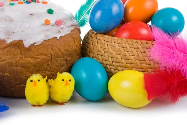 Пасхальные яйца, торт и куры — стоковое фото