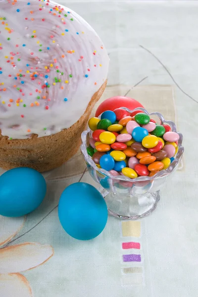 Пасхальні яйця, цукерки та торт — стокове фото