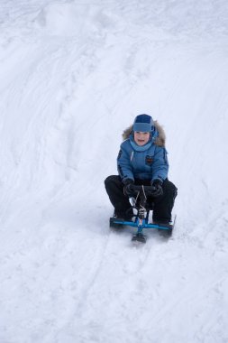 neşeli çocuk kış parkta yürüyor