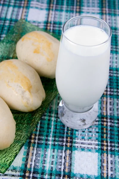 Pasteles con leche en un plato —  Fotos de Stock