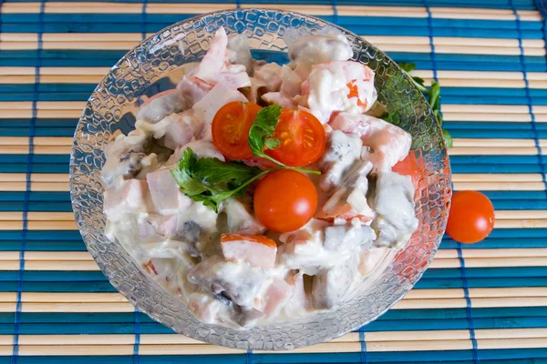 Salada com presunto e cogumelos — Fotografia de Stock