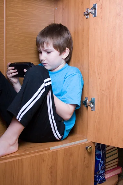 Boy plays a video game — Stock Photo, Image