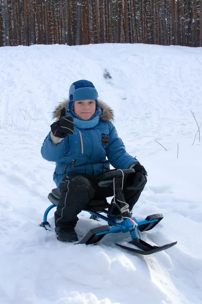 Neşeli çocuk kış parkta yürüyor — Stok fotoğraf