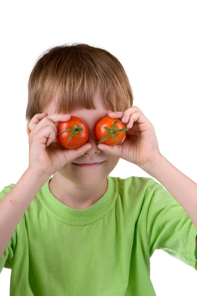 目の周りのトマトを持つ少年 — ストック写真
