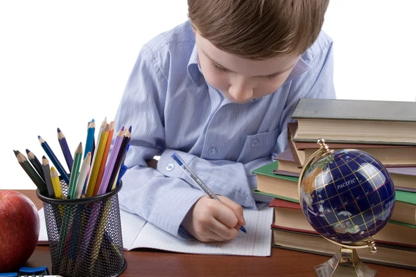 Σοβαρή αγόρι γράφει σε ένα σημειωματάριο — Φωτογραφία Αρχείου