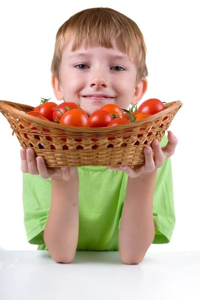 Хлопчик з помідорами — стокове фото