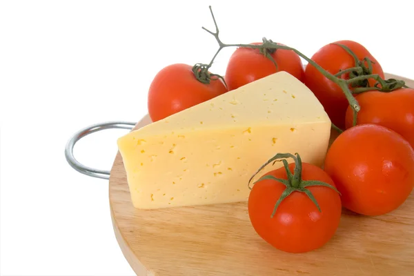 Gul ost med färska tomater — Stockfoto
