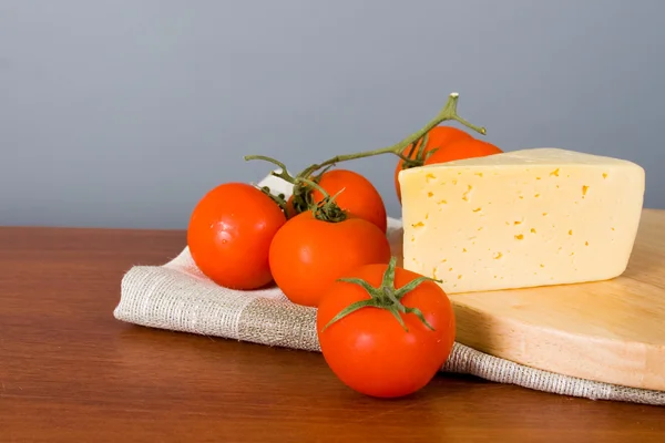Sárga sajt, friss paradicsom — Stock Fotó