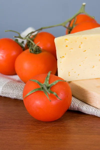 Gul ost med färska tomater — Stockfoto