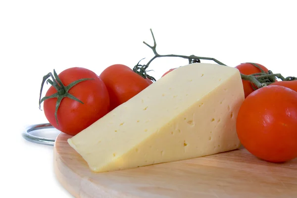 Желтый сыр со свежими помидорами — стоковое фото