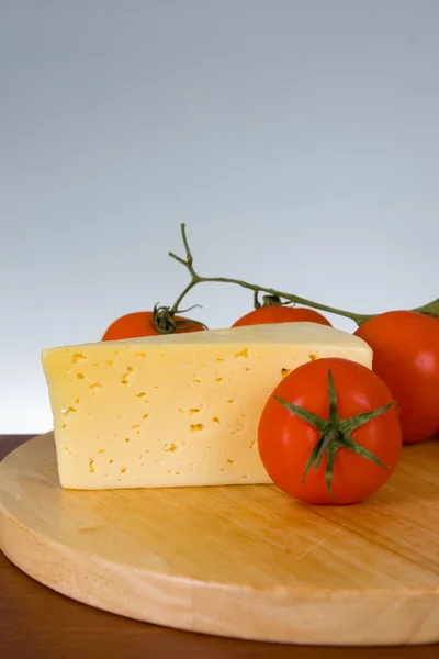 Formaggio giallo con pomodori freschi — Foto Stock