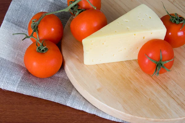Žlutý sýr, čerstvá rajčata — Stock fotografie