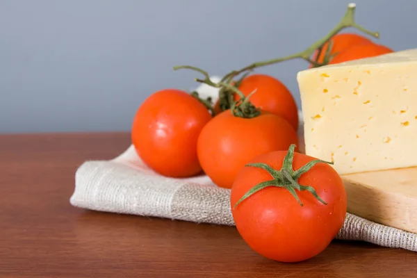 黄色奶酪新鲜西红柿 — 图库照片