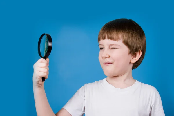 Menino com lupa — Fotografia de Stock