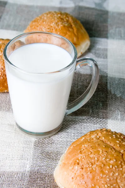 Vaso de leche y galletas —  Fotos de Stock