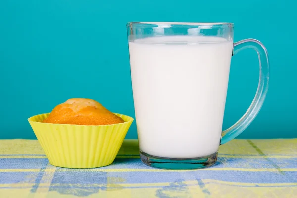 Glass of milk and cupcake — Stock Photo, Image