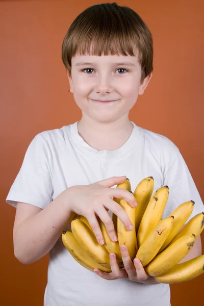 Πορτρέτο χαμογελαστό αγόρι με μπανάνες — Φωτογραφία Αρχείου