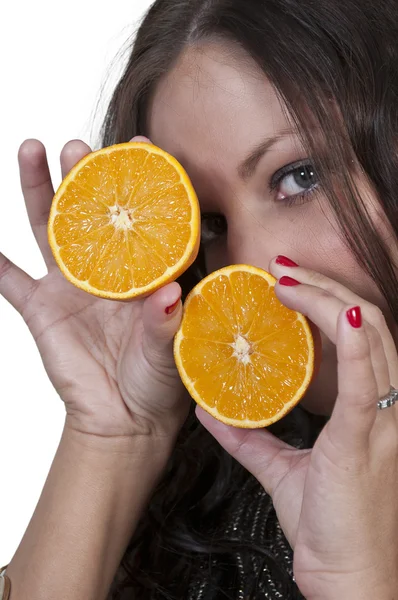 Kvinna anläggning orange skivor — Stockfoto