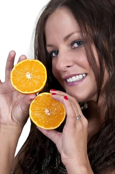 女性の持ち株のオレンジ スライス — ストック写真