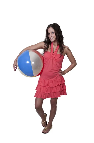 Kadın holding beachball — Stok fotoğraf