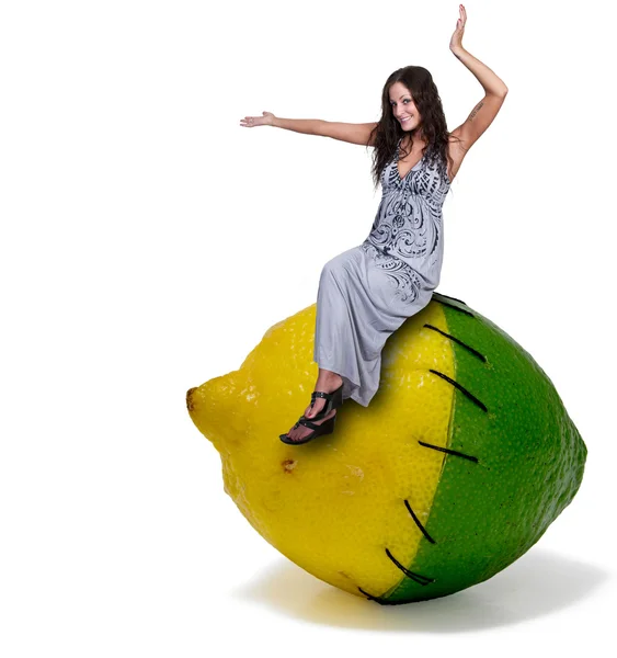 Nő ül egy citrom-lime — Stock Fotó