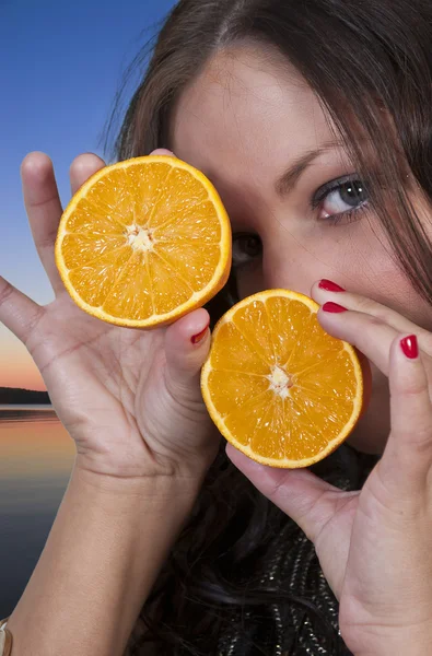 Žena hospodářství pomerančové plátky — Stock fotografie