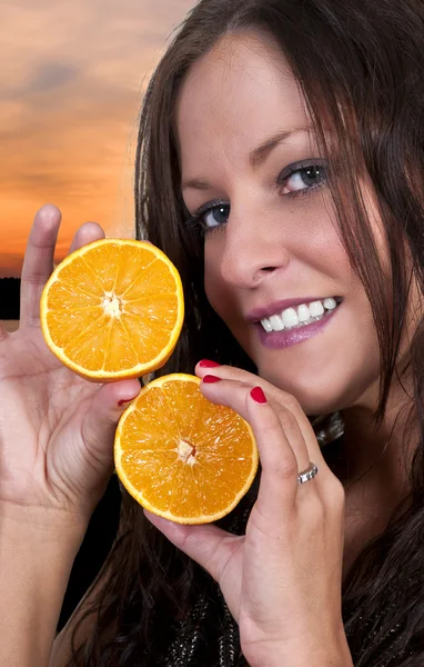Vrouw bedrijf oranje segmenten — Stockfoto