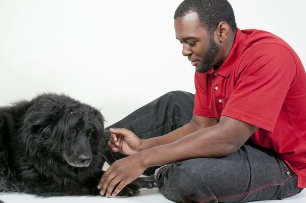 Homme jouant avec le chien — Photo