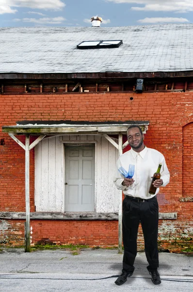 Αφρικανική αμερικανική άνθρωπος με κρασί — Φωτογραφία Αρχείου