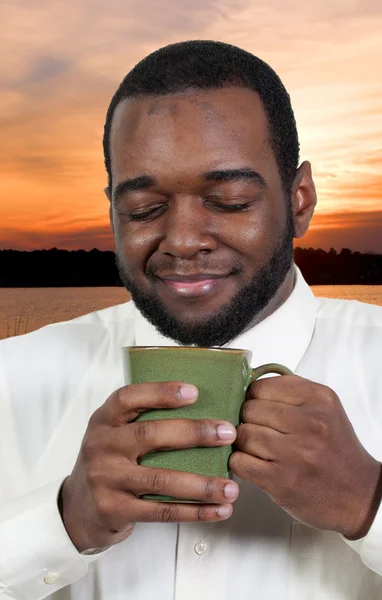 Человек пьет кофе — стоковое фото