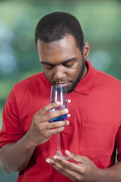 Afrikai amerikai férfi borral — Stock Fotó