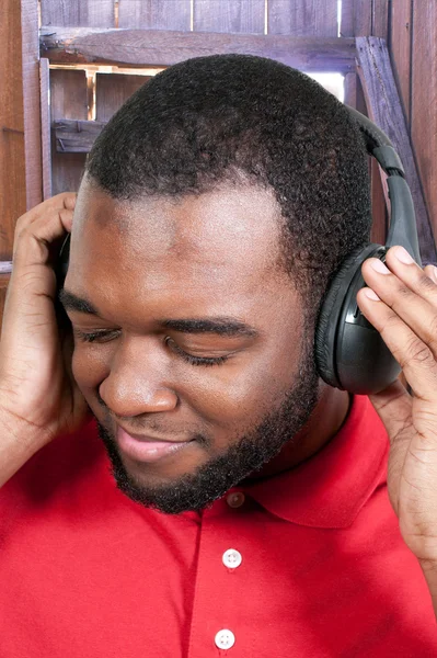 Homem ouvindo fones de ouvido — Fotografia de Stock