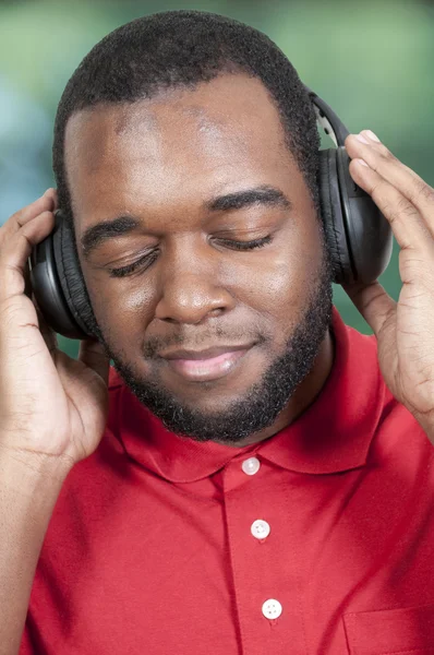 Людина слухає навушники — стокове фото