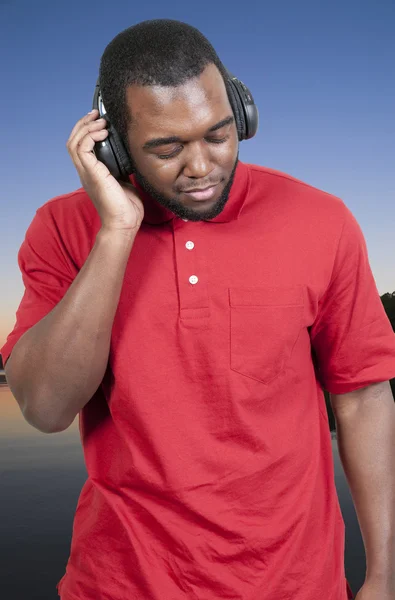 Mężczyzna słuchający słuchawek — Zdjęcie stockowe