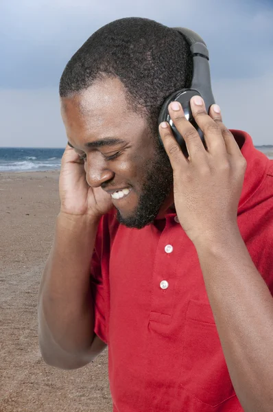 Hombre escuchando auriculares — Foto de Stock
