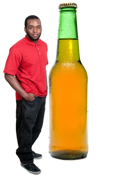 Soğuk bir bira ile siyah adam — Stok fotoğraf