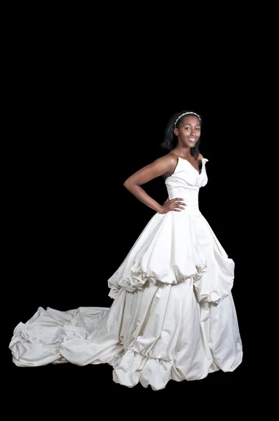 Чёрная женщина в свадебном платье — стоковое фото