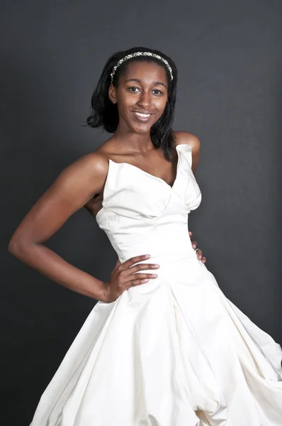 Mujer negra en vestido de novia — Foto de Stock