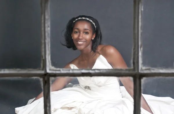 Zwarte vrouw in trouwjurk — Stockfoto