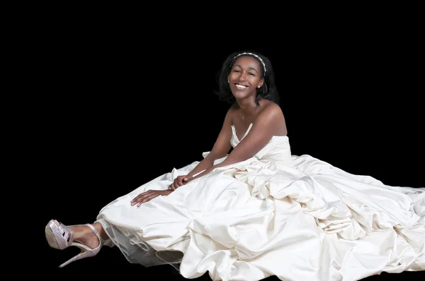 Černá žena ve svatebních šatech — Stock fotografie