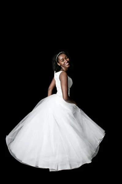 Donna nera in abito da sposa — Foto Stock