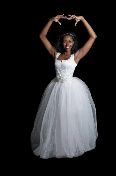 Schwarze Frau im Hochzeitskleid — Stockfoto