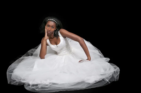 Czarna kobieta w sukni ślubnej — Zdjęcie stockowe